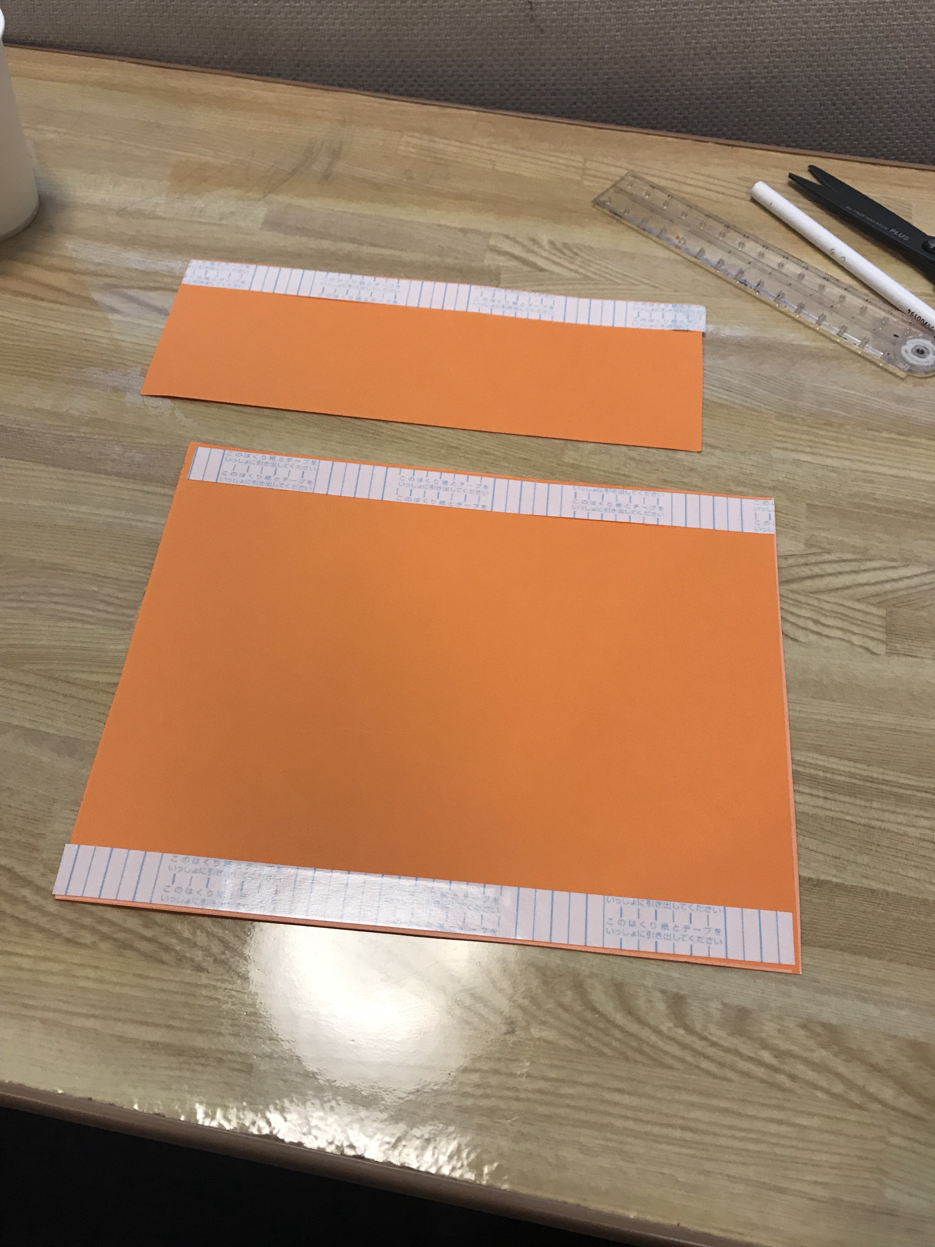 画用紙に両面テープを貼っている写真。