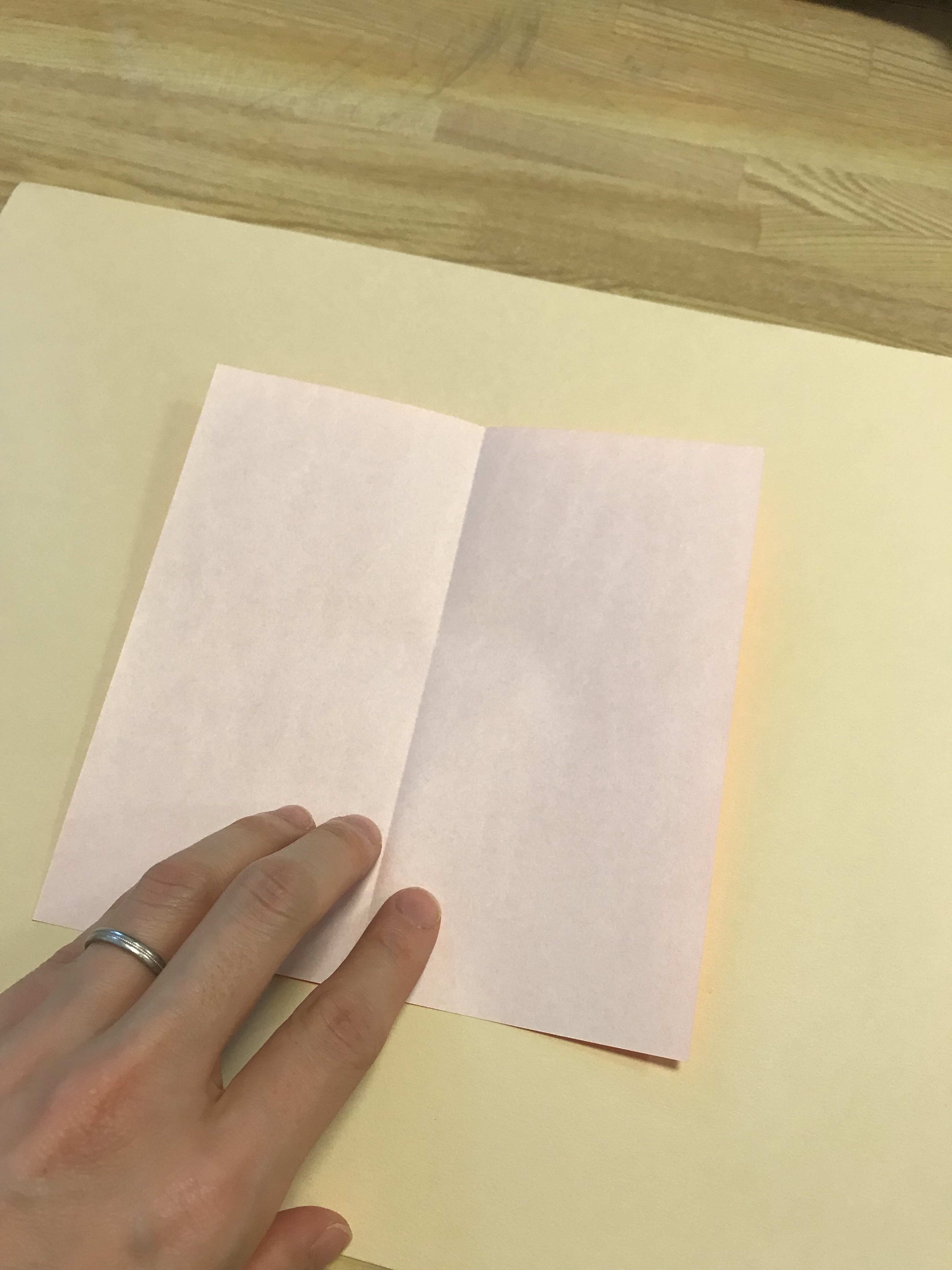 折り紙の中心に折り線がついている図。
