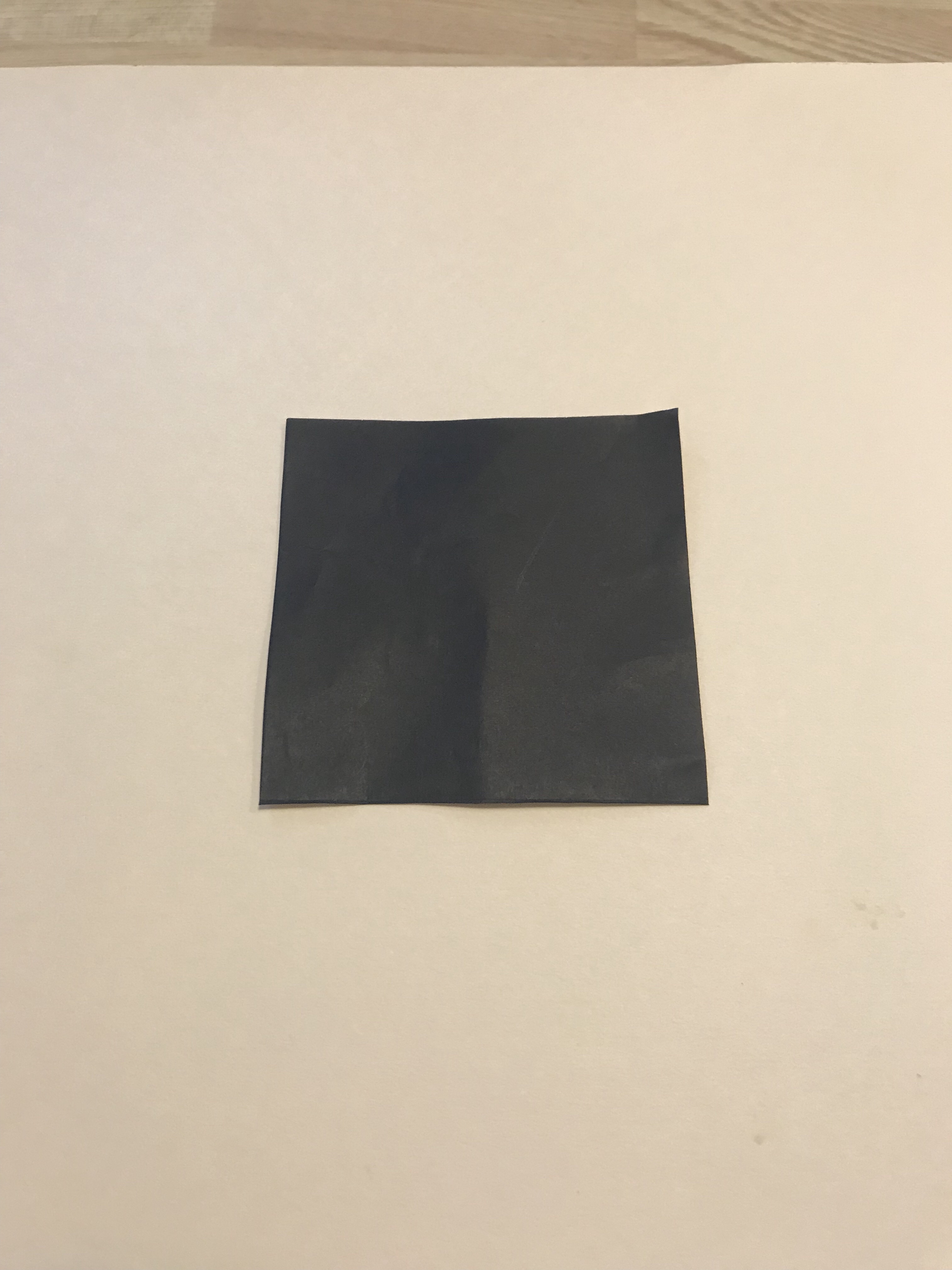 １／４サイズの黒い折り紙