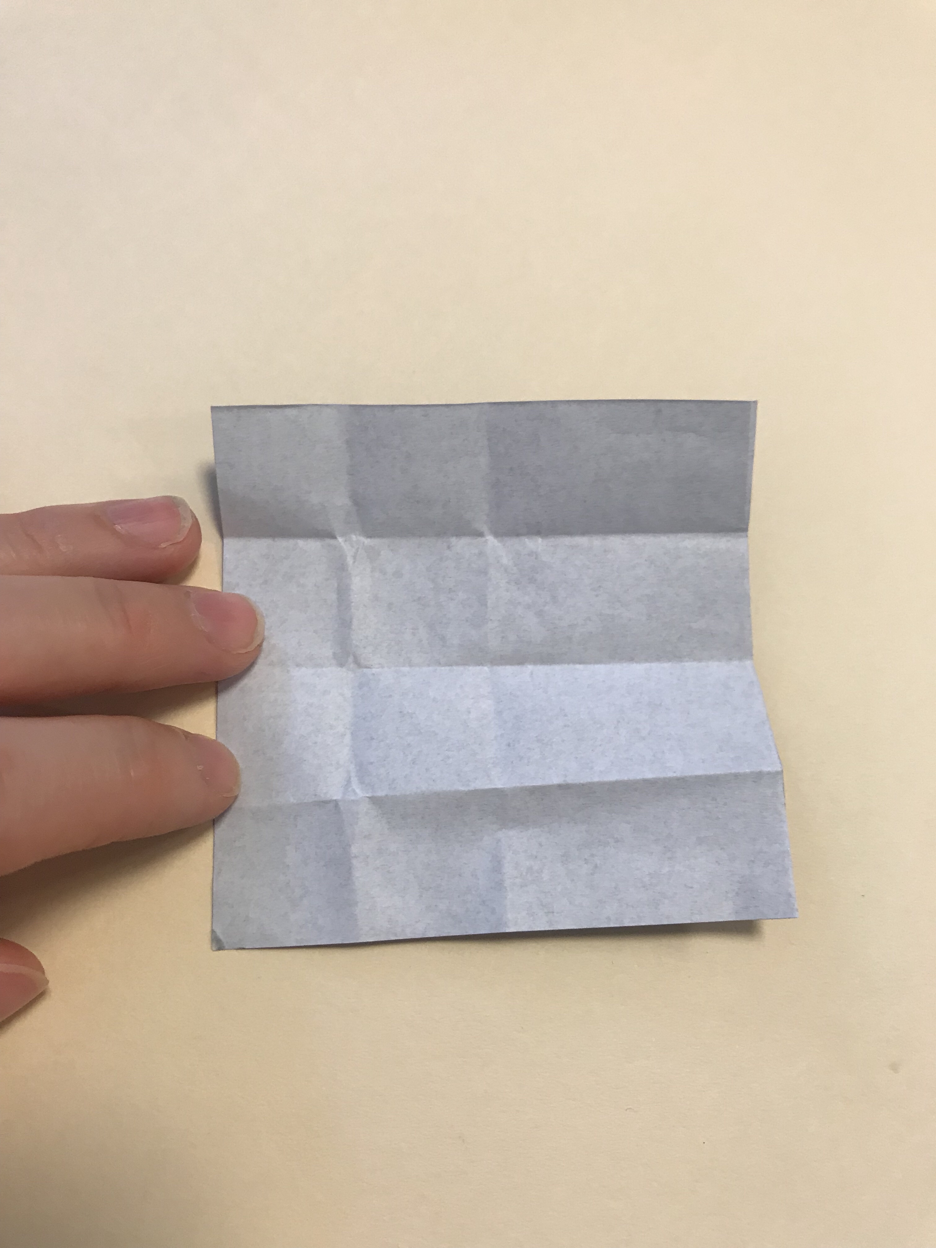 折り線のついた黒い折り紙。