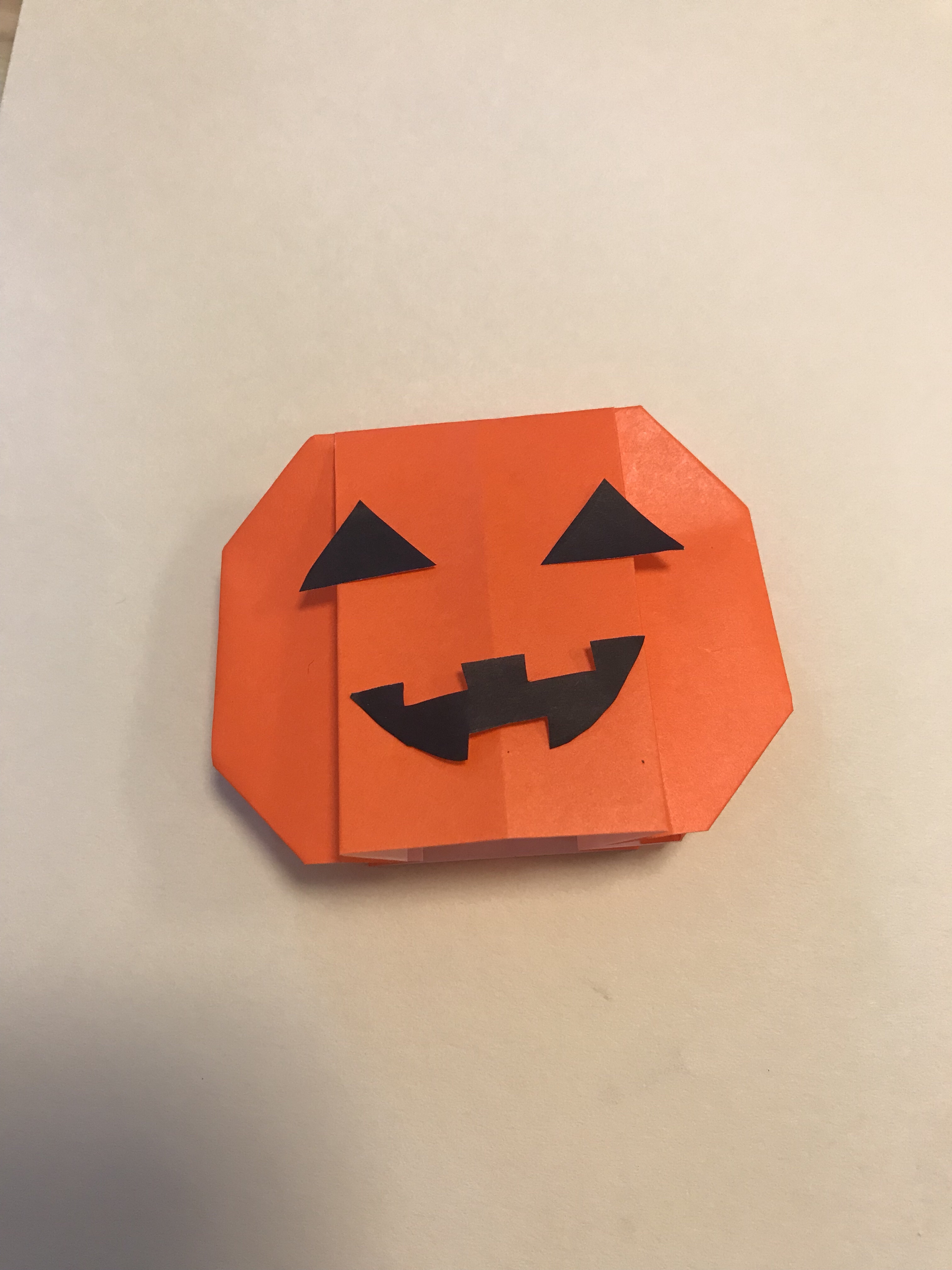 かぼちゃに目と口を付けた図。