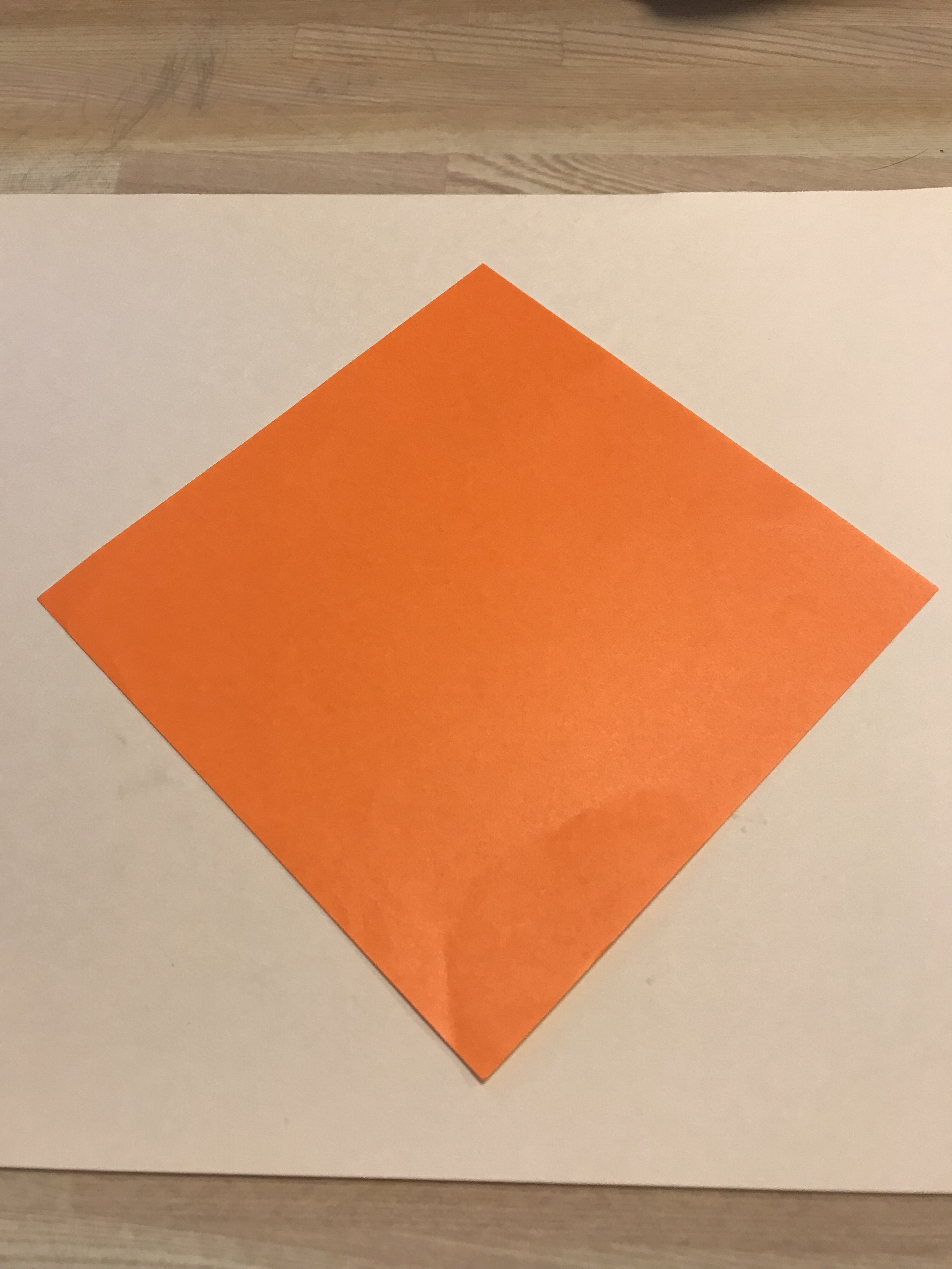 オレンジ色の折り紙（普通サイズ）