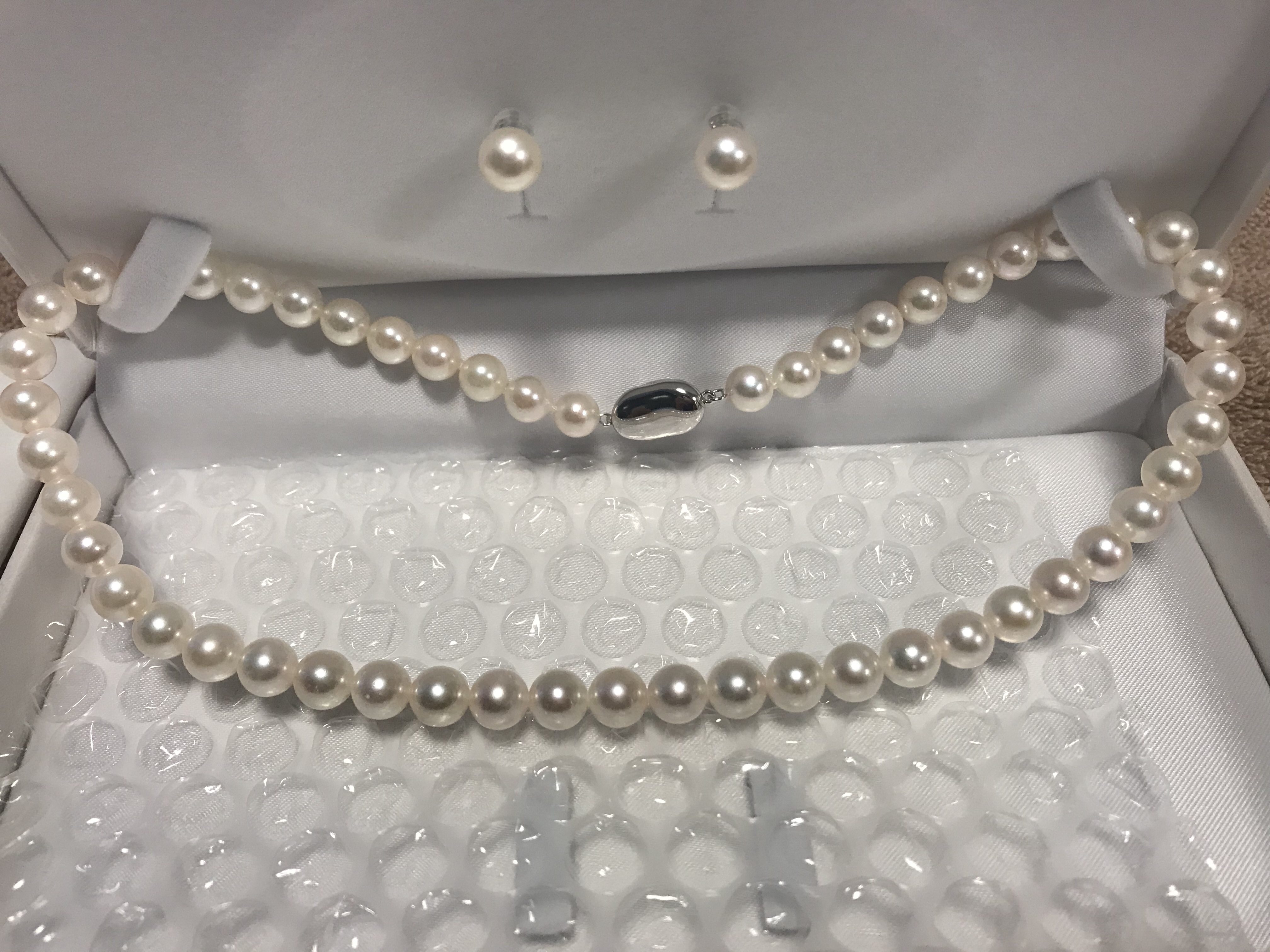 美貴真珠さんで購入したネックレス。私が実物を見た１０万円以上の真珠に引けを取らない輝きでした！
